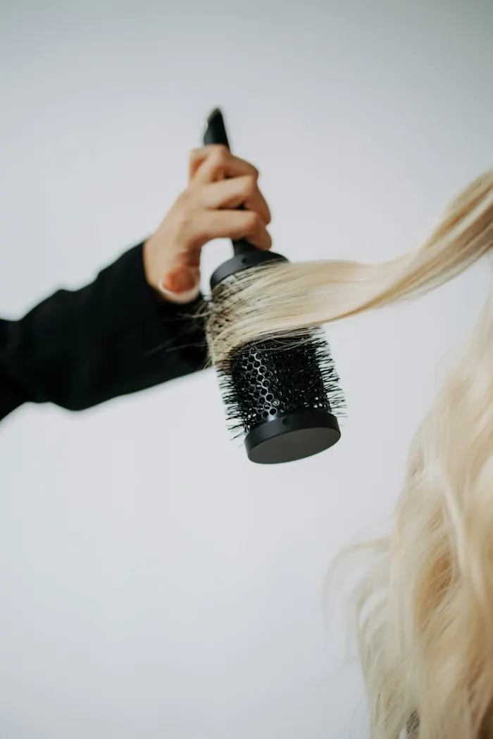 Modelowanie blondu szczotką